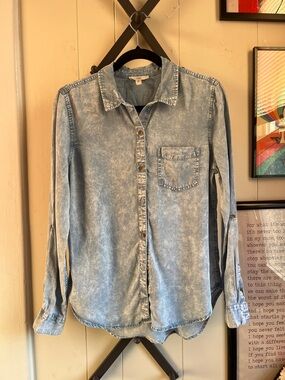 Light Acid-Wash Como Vintage Denim Button-Up Shirt